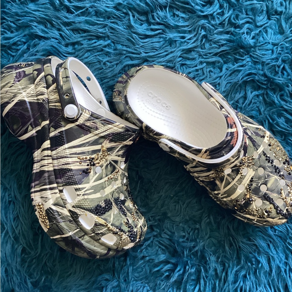 CROCS Camouflage Clogs with Beaded Details - Picture 4 of 9